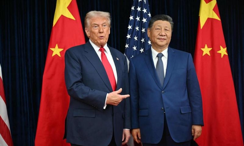 特朗普(左)會議開始前和國家主席習近平(右)握手。 法新社 特朗普(左)會議開始前和國家主席習近平(右)握手。 法新社