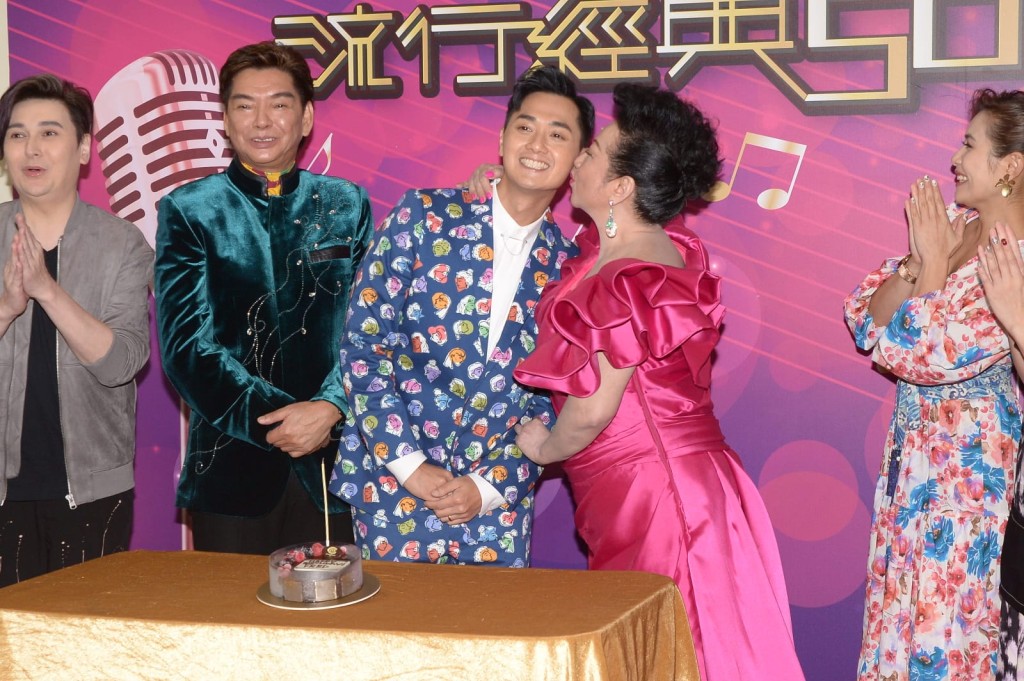 家燕姐吻賀新郎哥及壽星仔。