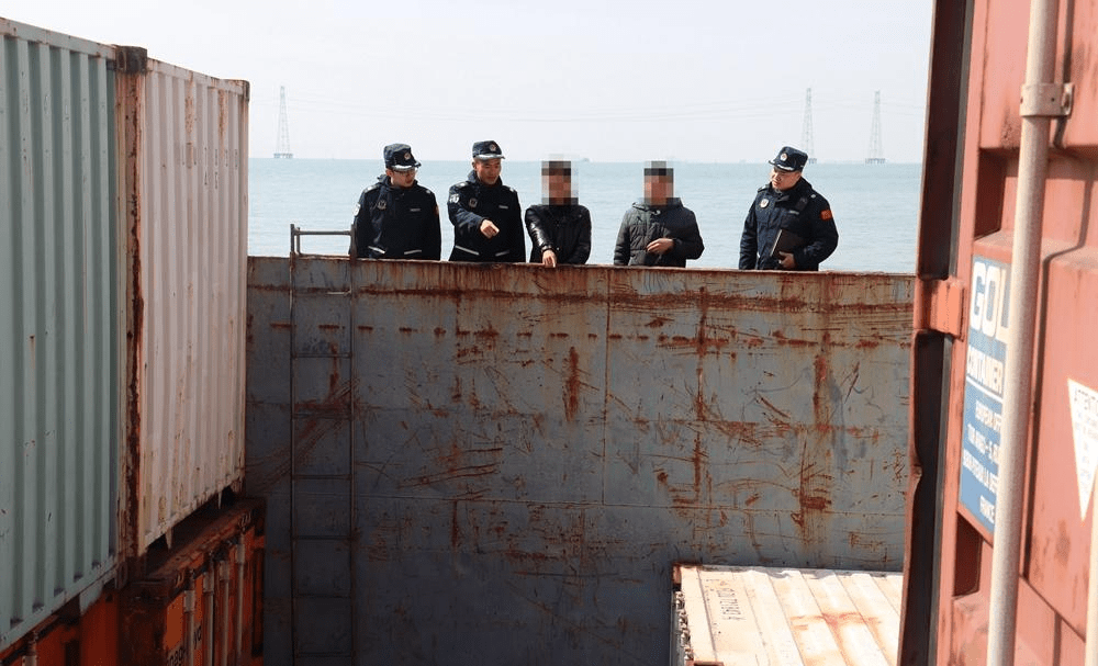 涉嫌走私船舶的11个货柜。  深圳海警局