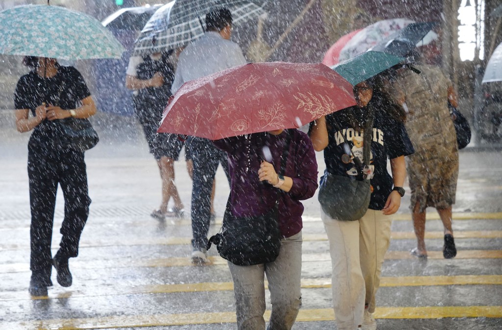 8月5日,市民冒黑雨上班。 8月5日,市民冒黑雨上班。