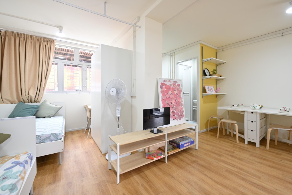 圖示位於牛頭角彩興路的四至五人「簡約公屋」樣板單位內部情況。 圖示位於牛頭角彩興路的四至五人「簡約公屋」樣板單位內部情況。