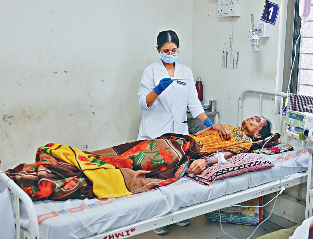 印度西北部艾哈邁達巴德市醫院內的中暑病人。