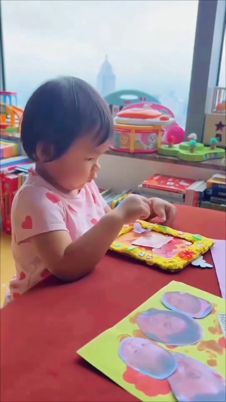 朱慧敏女兒樣子可愛，親手做母親節禮物送給媽媽。