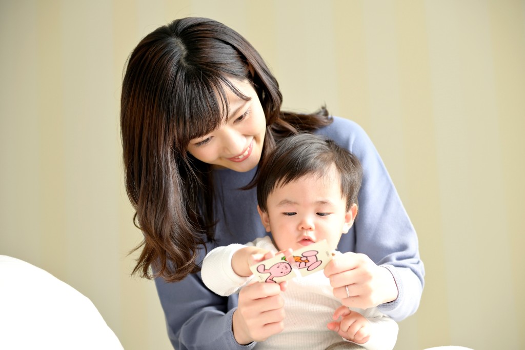 情緒卡片、繪本故事有助孩子辨識與回應他人感受。（圖片來源：PhotoAC）