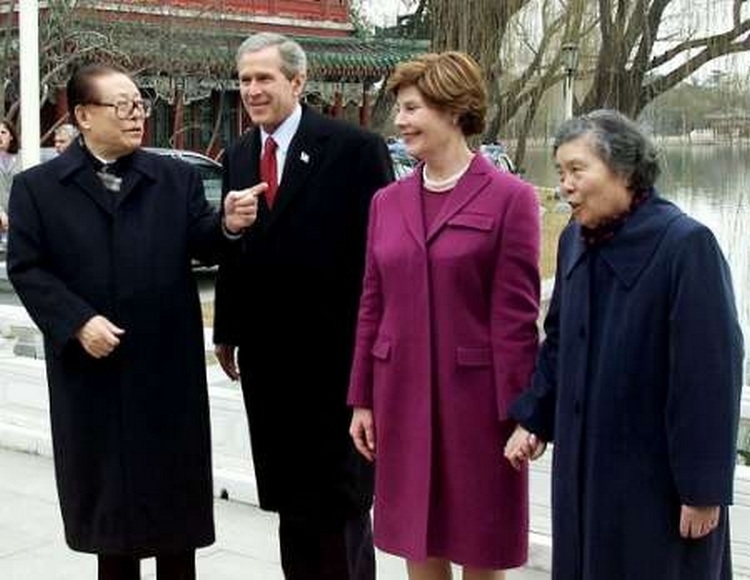 江泽民夫妇迎接小布什夫妇访京。