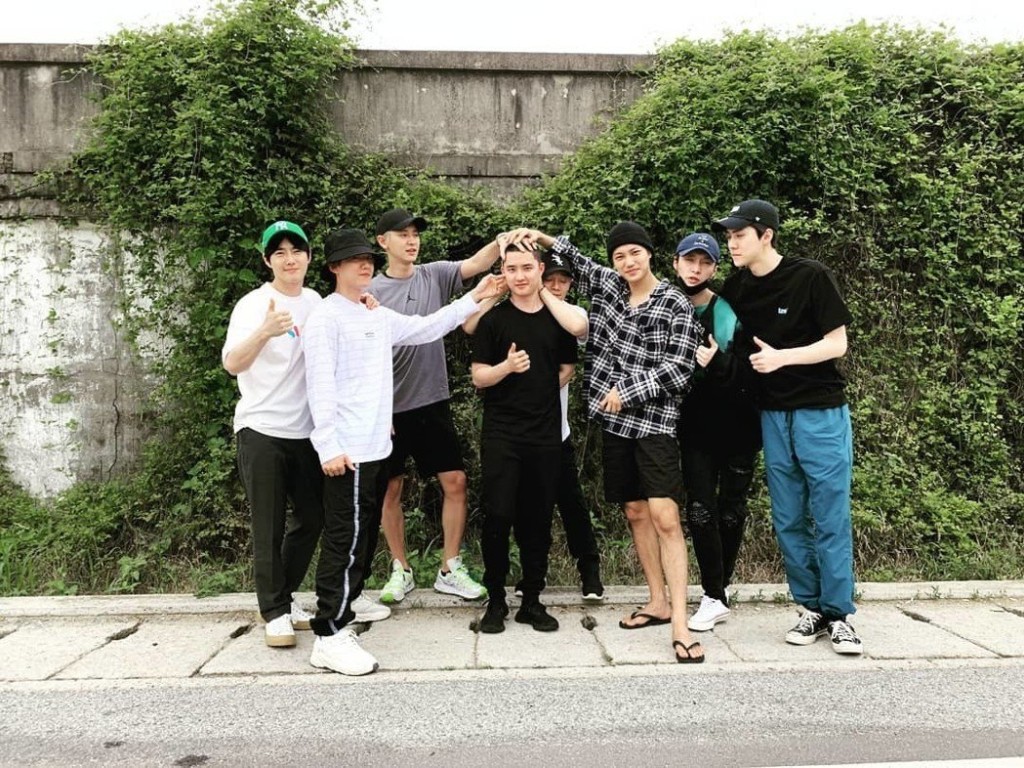 D.O.去年7月1日入伍,EXO成員為他送行。