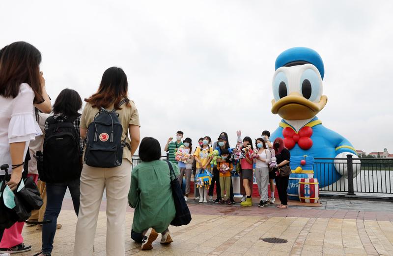 迪士尼小鎮及迪士尼樂園酒店將於本周四起恢復運營。新華社圖片