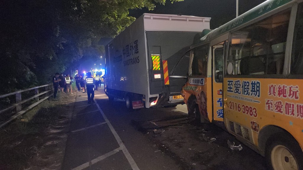 首宗車禍約45分鐘後，一輛專線小巴疑收掣不及，猛撞龍尾車群釀成5車「串燒」。黎志偉攝