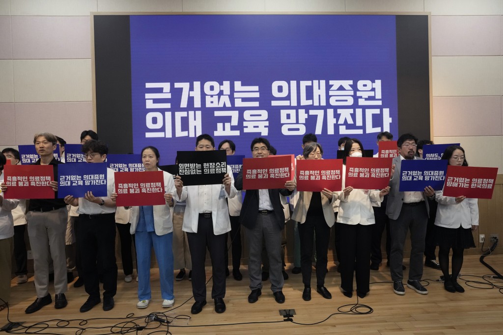 首尔大学医院医学教授展开无限期罢工。美联社