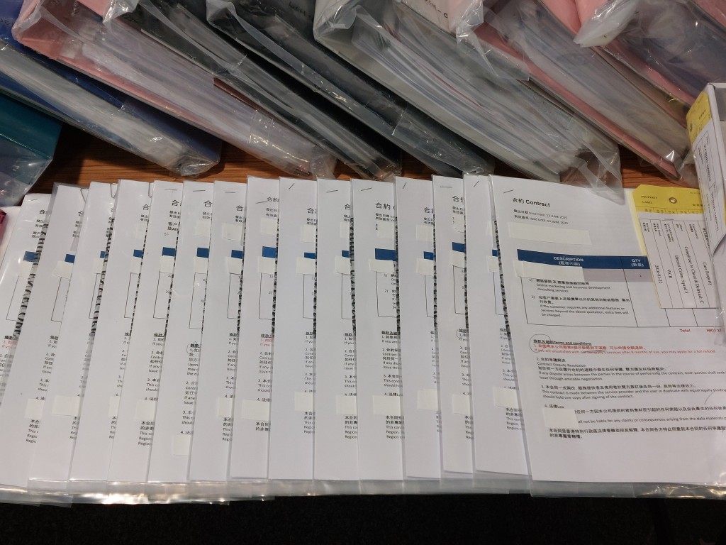 警方展示相关证物。