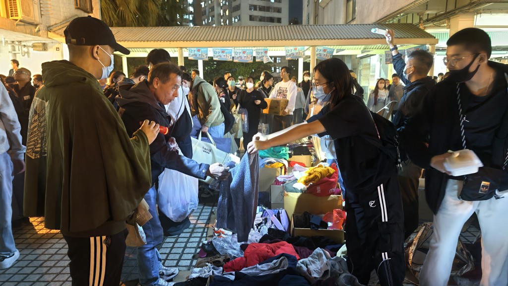 多名熱心市民帶同大量物資到廣福商場平台派發。