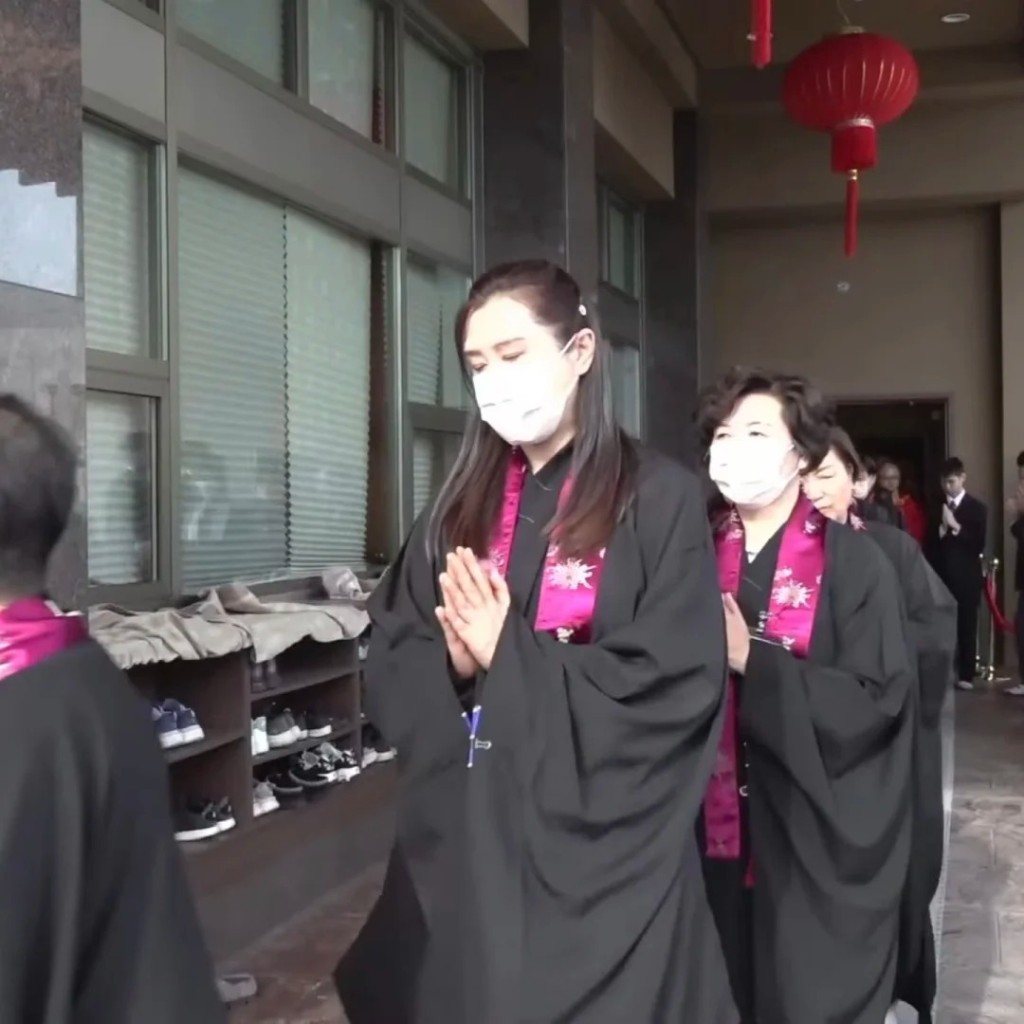 王祖贤跟住其他信徒做仪式。