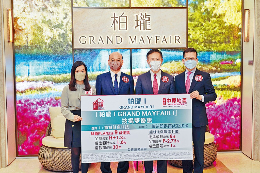 信和田兆源(右二)表示,錦上路站柏瓏I昨截收7393票,對比今銷售的327伙,超額近22倍。