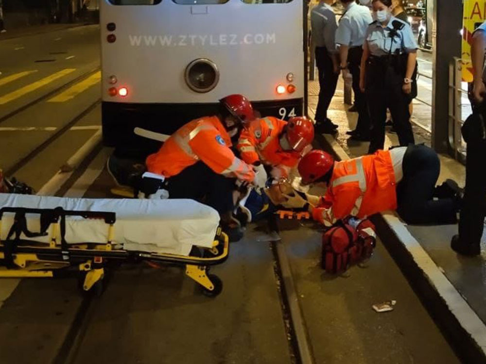 救護員替男子進行急救。fb「香港突發事故報料區」圖片