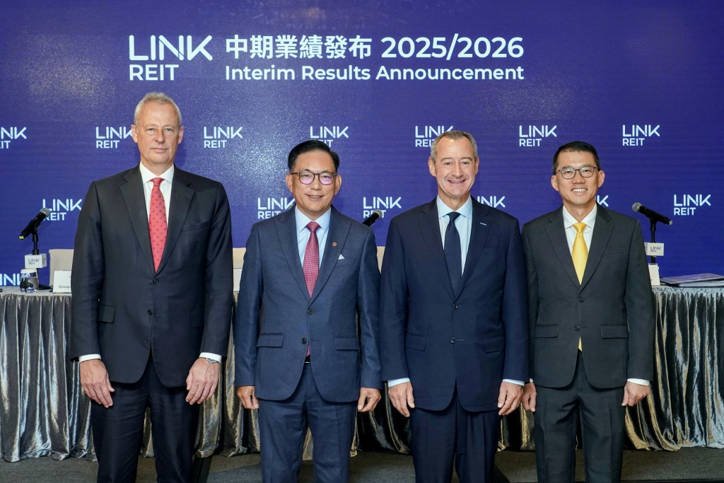 領展主席歐敦勤（右二）昨日坦言，尚未清楚續租租金何時復甦，目前已見到一些樂觀跡象，但租金表現較滯後。