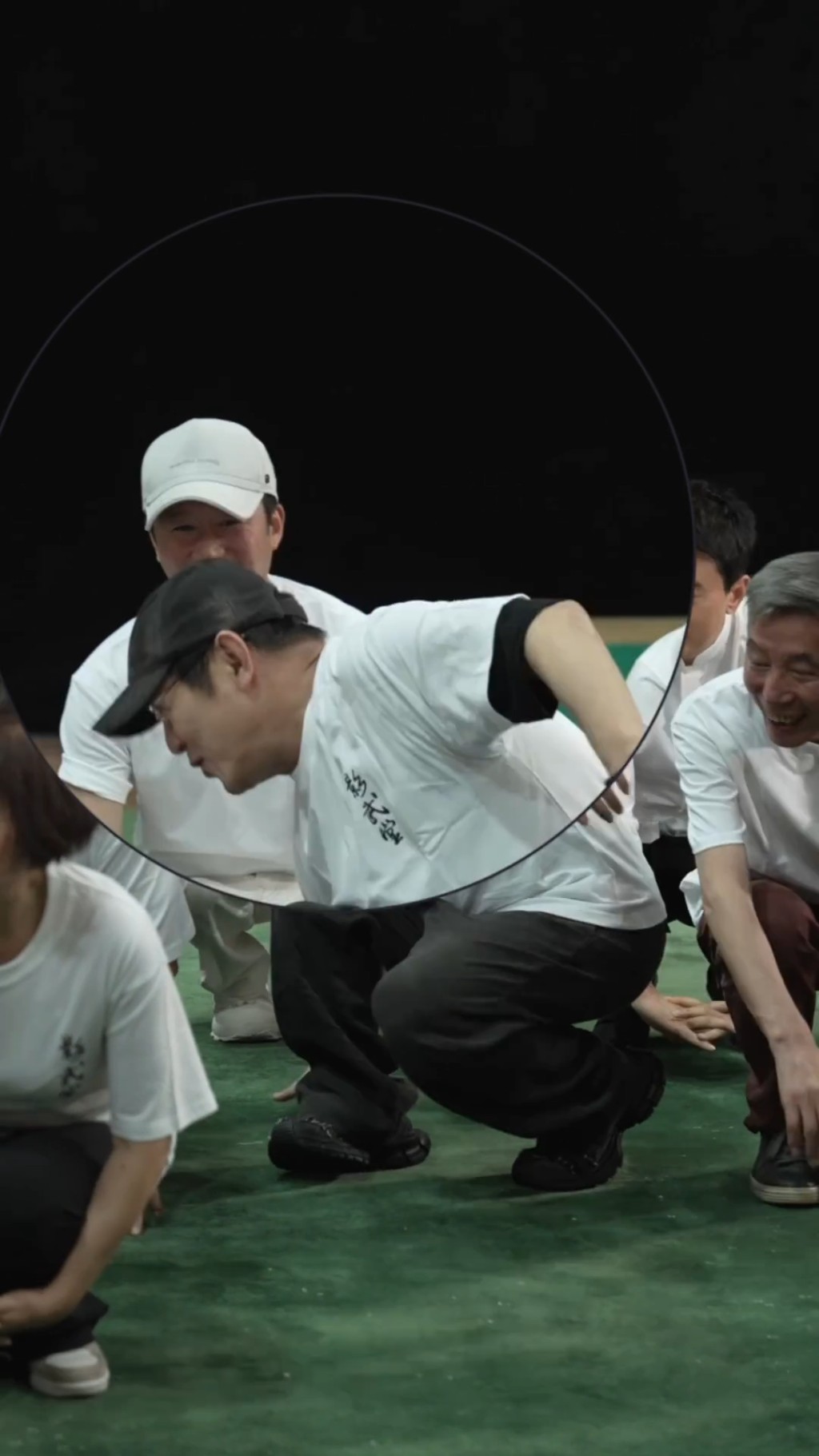 全部人蹲下來時，李連杰卻失去重心。