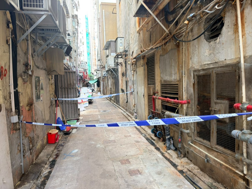 警方封鎖大廈後巷調查。 警方封鎖大廈後巷調查。