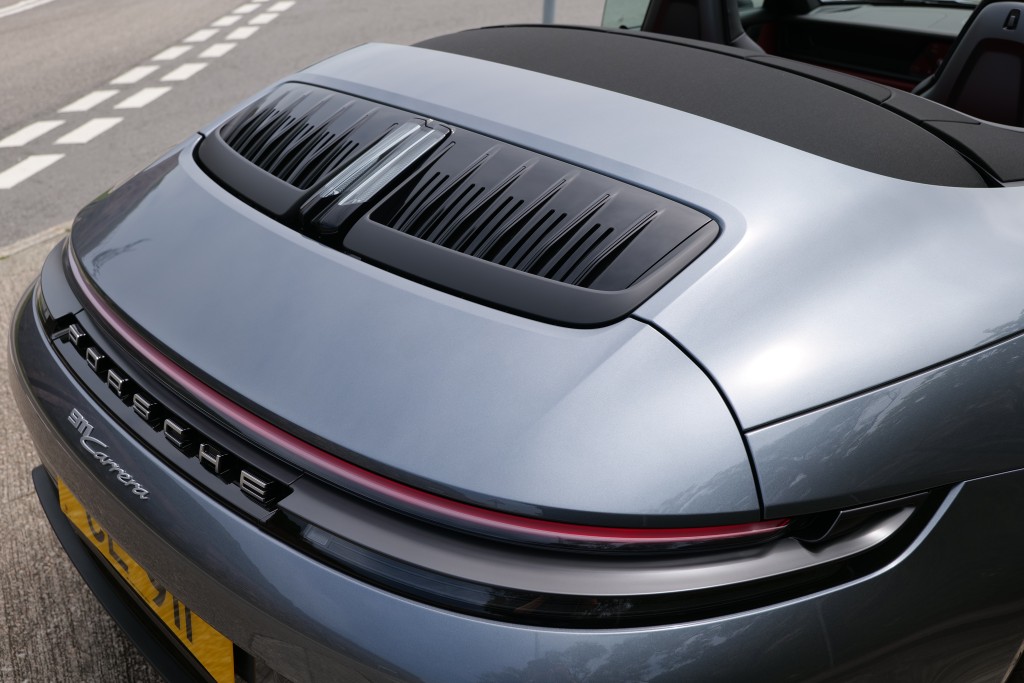 2025年版保時捷Porsche 911 Carrera Cabriolet (992.2)車尾引擎蓋入氣口經重新設計。