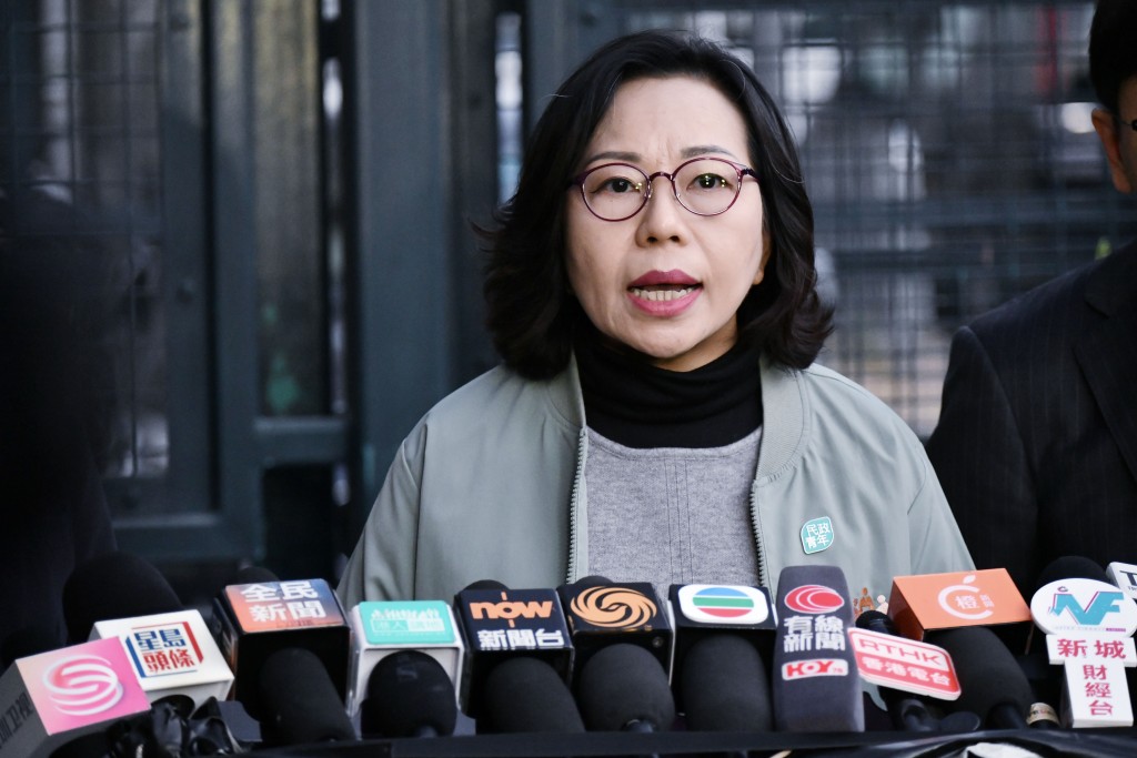 麥美娟鼓勵居民透過「一戶一社工」提出需求。資料圖片