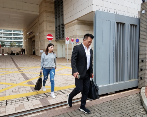 東怡旅遊董事總經理吳文廣(西裝)、東怡職員鍾靜雯(左)。 資料圖片
