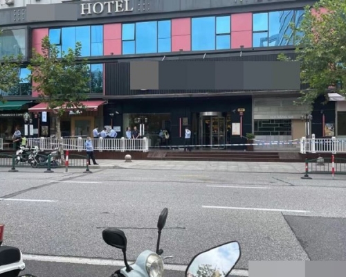 警员到场封锁酒店调查。网图