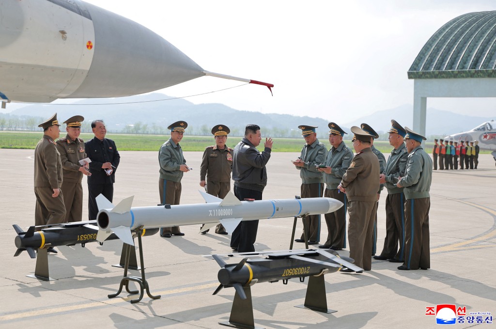 金正恩指导空军训练。 路透社