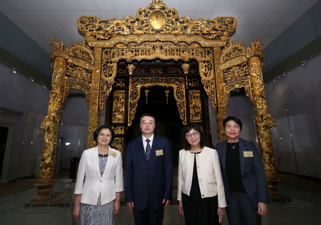 「同一屋簷下：嶺南傳統建築源流與藝術」展覽昨日（十二月十二日）正式開幕。澳門特別行政區政府文化局局長梁惠敏（右一）、中國文物交流中心主任譚平（左二）、發展局局長甯漢豪（右二）和廣州市文化廣電旅遊局副局長歐彩群（左一）於重點展品「番禺神樓」前合照。