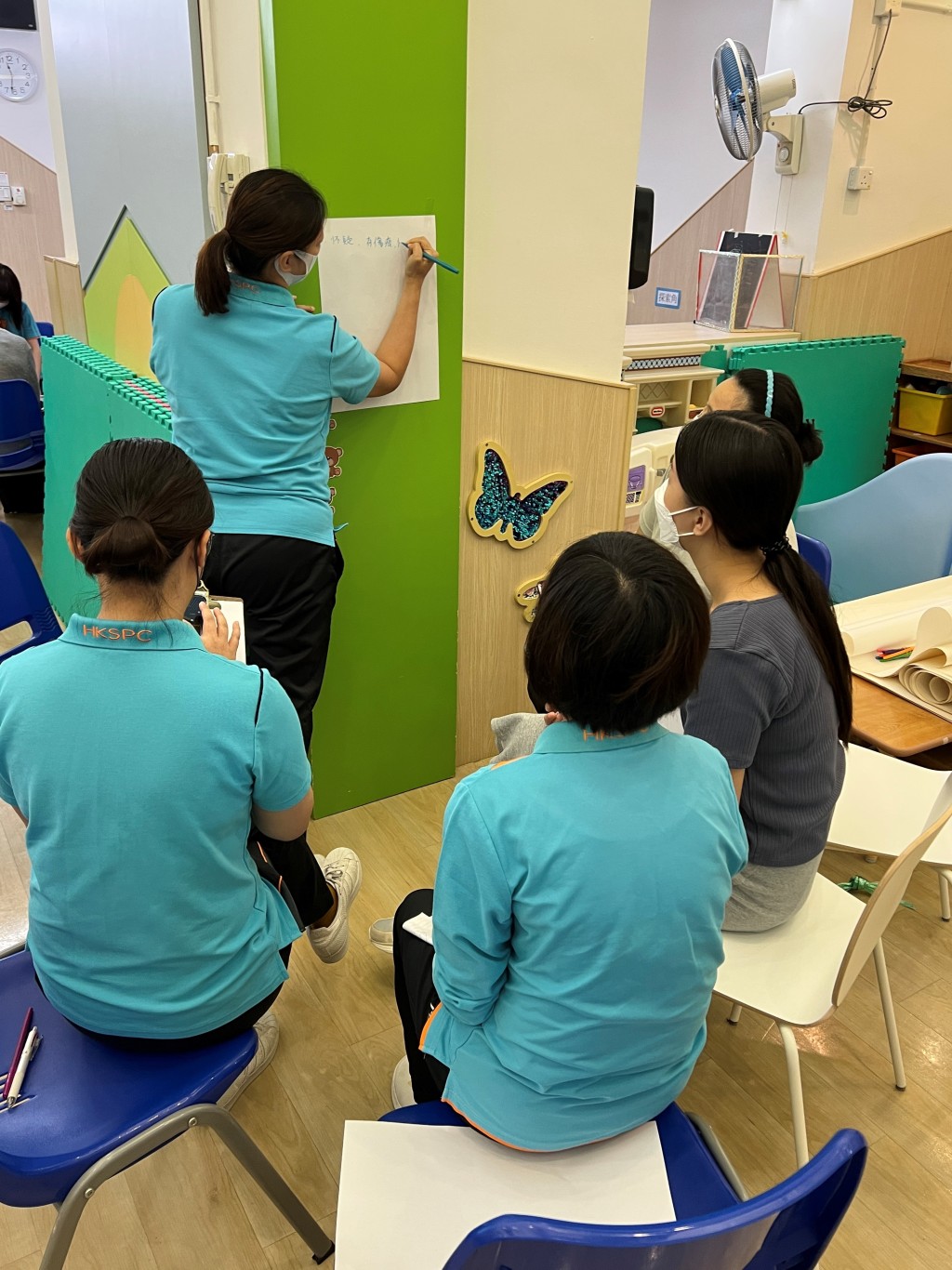 香港保护儿童会在「守护儿童学院」提供的培训中，进行小组讨论，思考照顾婴幼儿的重点。
