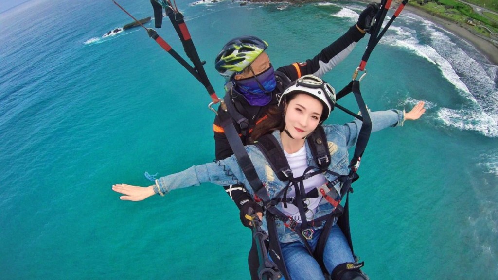 不少遊客會在台灣玩滑翔傘。