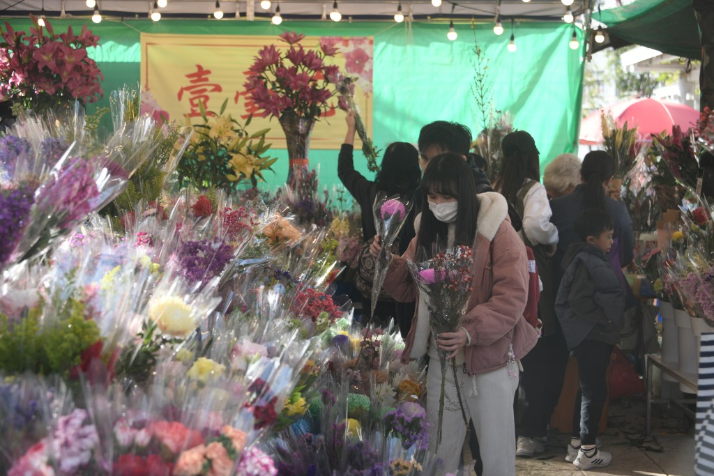 市民到屯門年宵市地逛花市。陳浩元攝