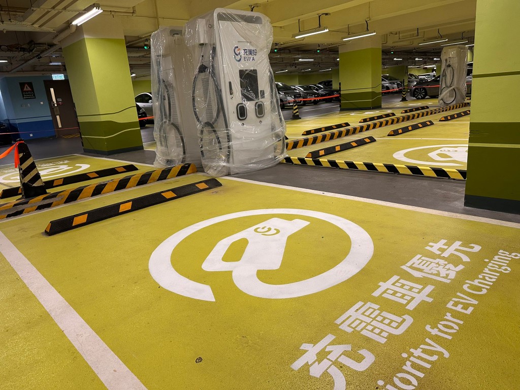 本港大型商場逐步增加充電樁站應付電動車需求，圖為The LOHAS康城停車場的全新充電站即將啟用。