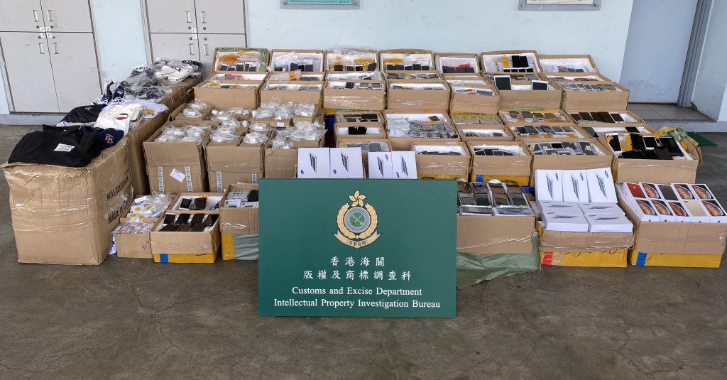 香港海關檢獲約2.9萬件懷疑冒牌貨物,估計市值約320萬元。政府新聞處圖片
