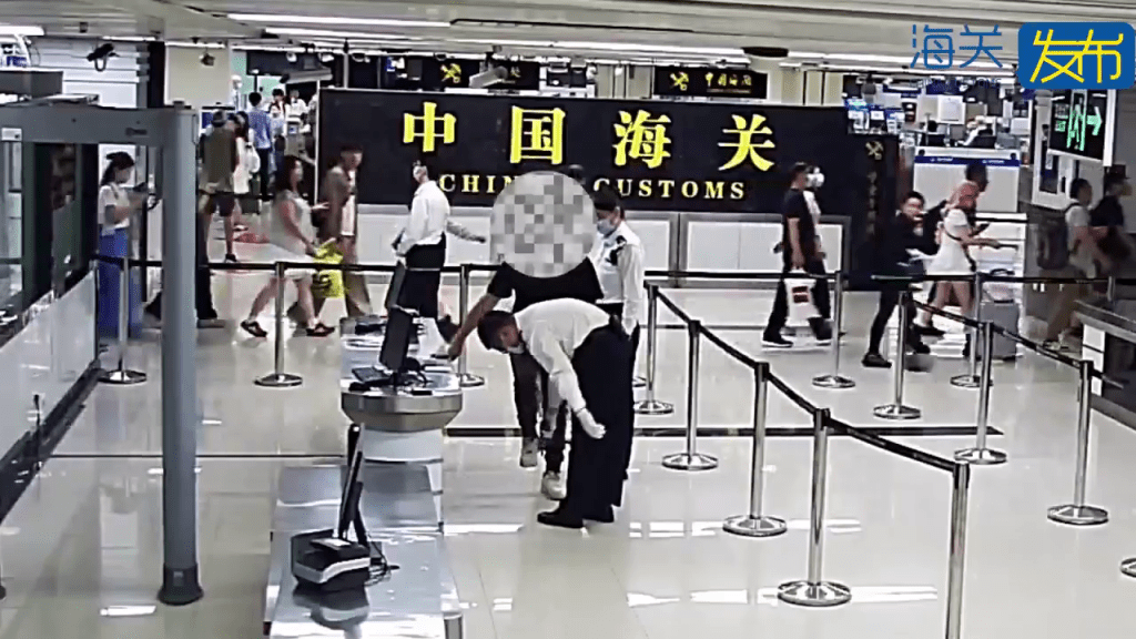 深圳关员检查旅客的鞋。