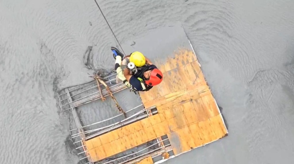 馬太鞍溪堰塞湖溢流，空勤隊吊掛救出7人。 中天新聞
