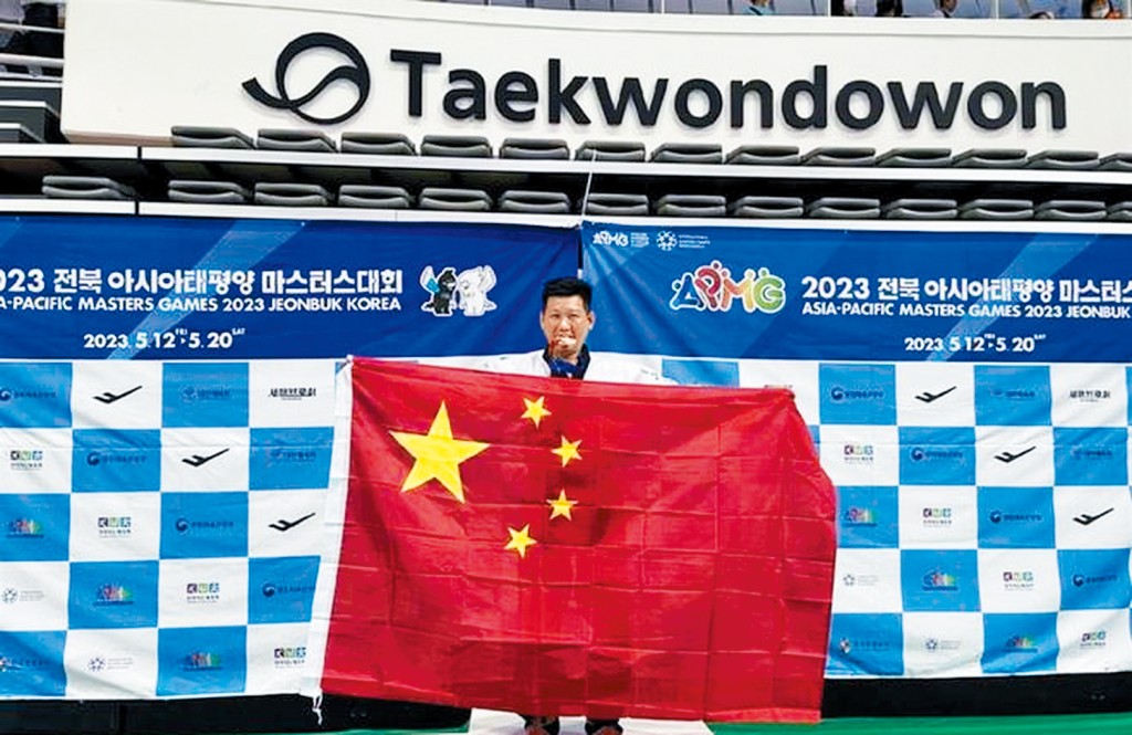 李東憲曾拿五星紅旗上台領獎。