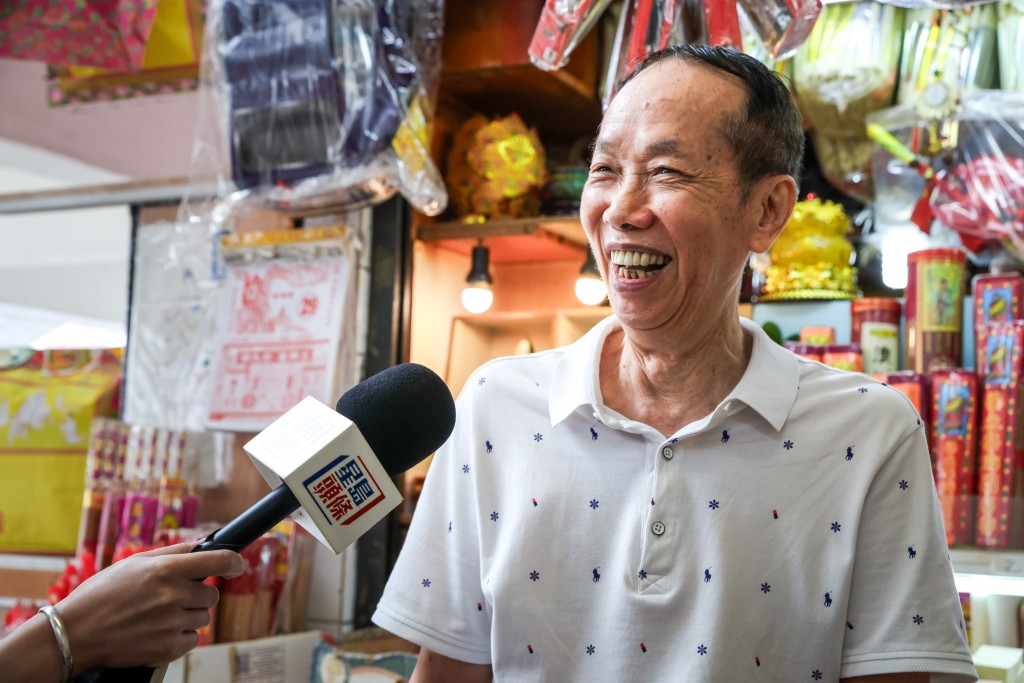 紙紮舖負責人李先生表示,今日生意較往年同期減少約2成,懷疑市民北上深圳消費導致人流減少。 紙紮舖負責人李先生表示,今日生意較往年同期減少約2成,懷疑市民北上深圳消費導致人流減少。