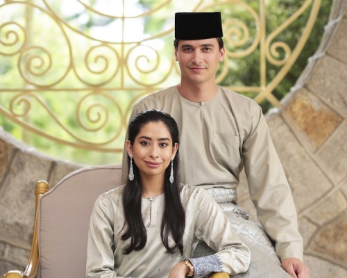 28歲男子鄧尼斯和馬來西亞柔佛州公主在柔佛州大王宮舉行婚禮。