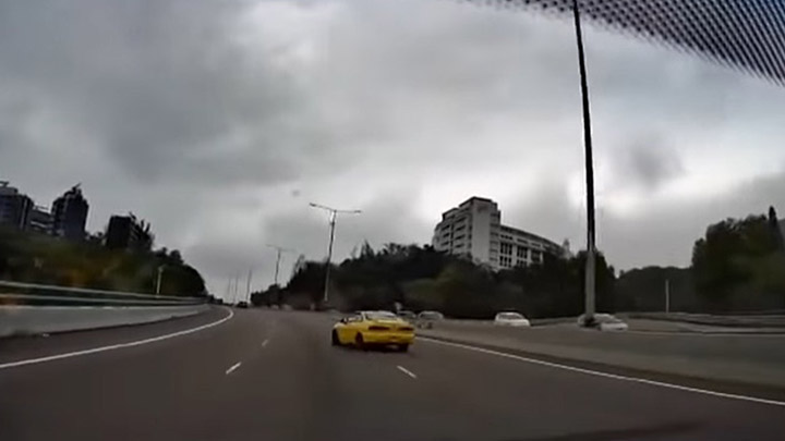 一架黃色本田私家車於屯門公路跣胎撞壆。網上片段截圖