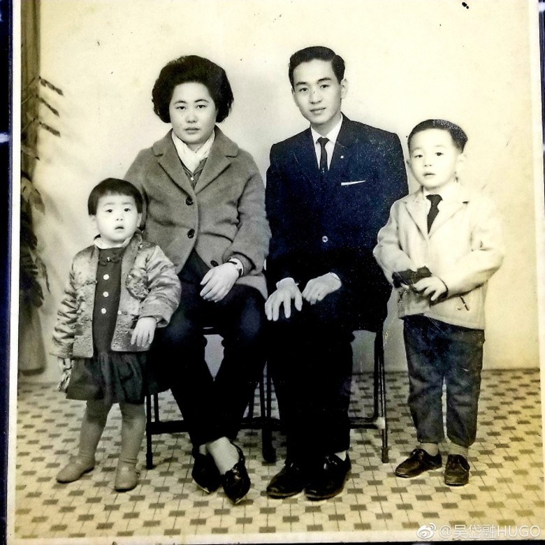 吳岱融上載合照悼亡父。微博圖片