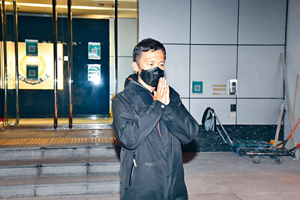 區家麟深夜獲准保釋離開時,向在場傳媒合十致謝。