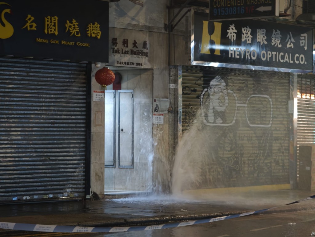 西營盤一幢住宅大廈水管爆裂，噴出3米高水柱。