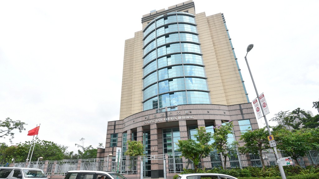 辯方求情指被告巫嘉明向女學生拍腰動作僅屬習慣性小動作之說。資料圖片