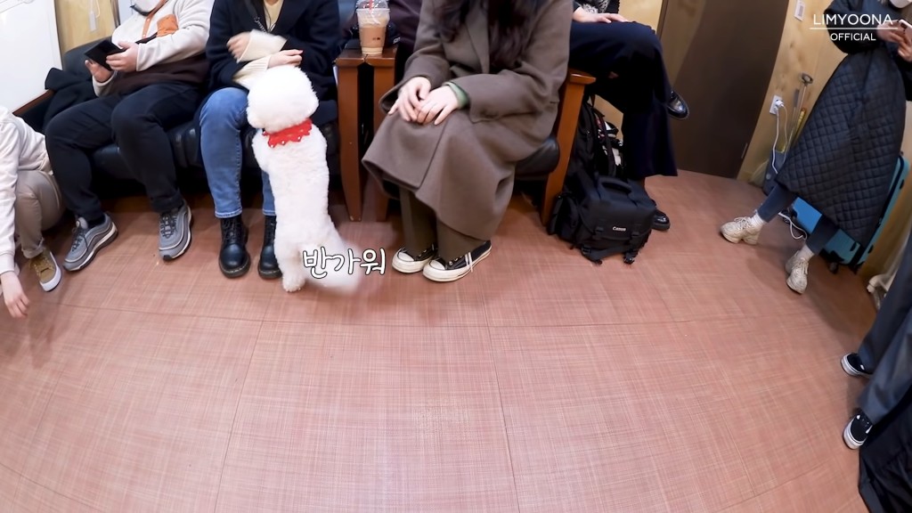 RAE-O不停搵人玩，𠱁得一班工作人員好開心。