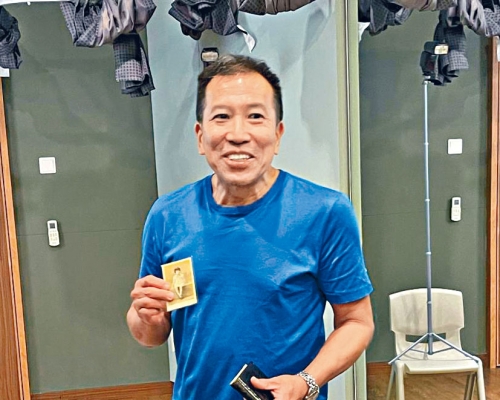陳振聰早前手持已故龔如心兒時的相片合照。