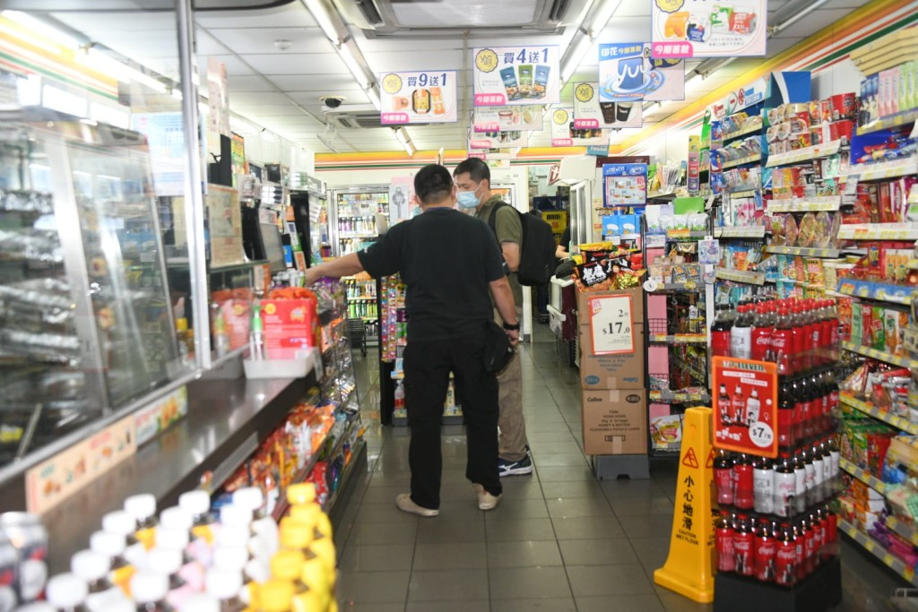 剪刀男闖便利店掠走2600元後逃去。