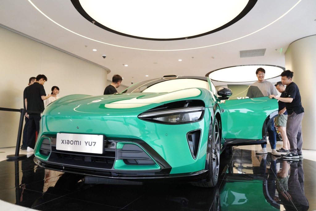 在北京一家小米汽車門店,新發佈的小米YU7汽車受消費者關注。中新社 在北京一家小米汽車門店,新發佈的小米YU7汽車受消費者關注。中新社