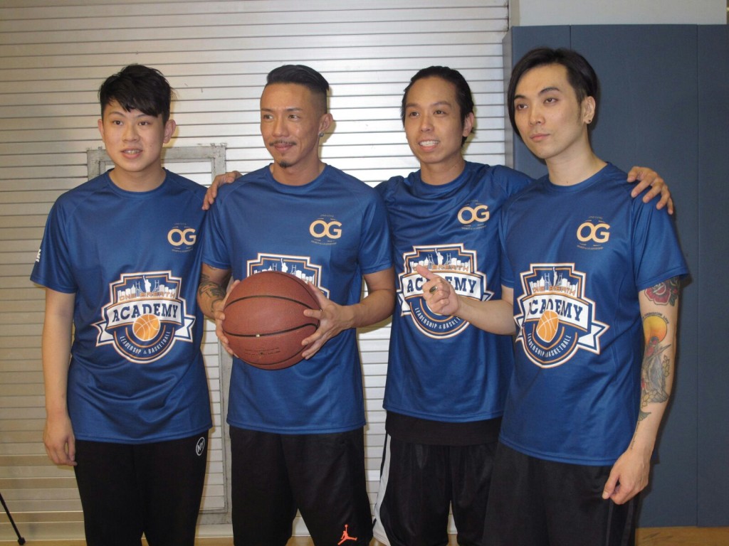 莫凱謙、張繼聰、Mr.兩位成員進行混合籃球賽。