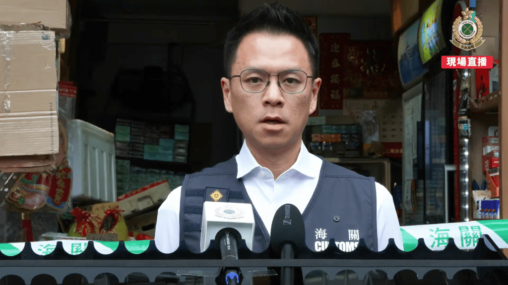 海關稅收罪案調查科高級調查主任李智偉今日見記者交代行動詳情。海關FB直播截圖