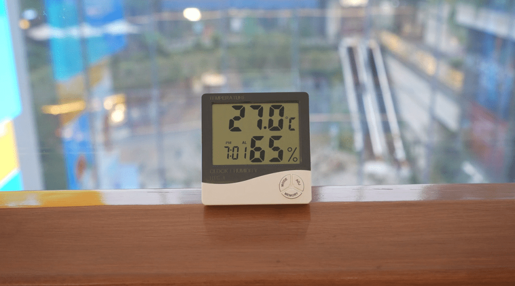 壹方匯頂層氣溫為27​℃，與地下中庭氣溫差異不大。