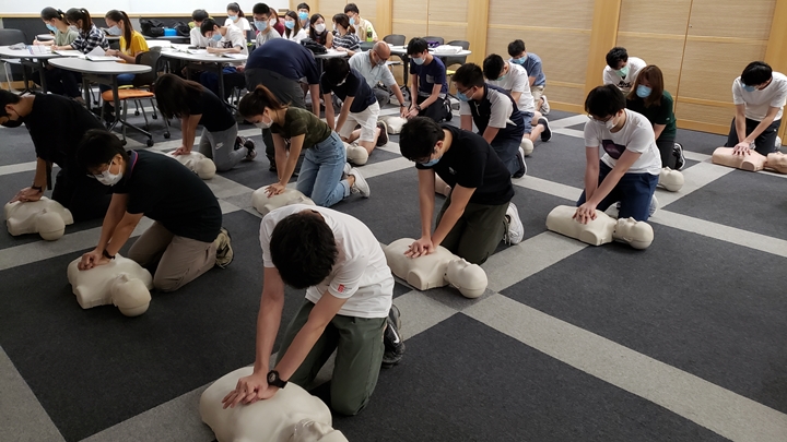 理大學生早前參加AED培訓班，未來修習AED培訓或納入學分。資料圖片